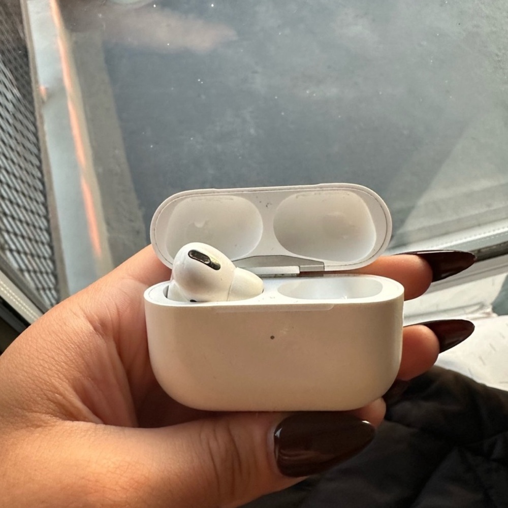 One AirPod w case